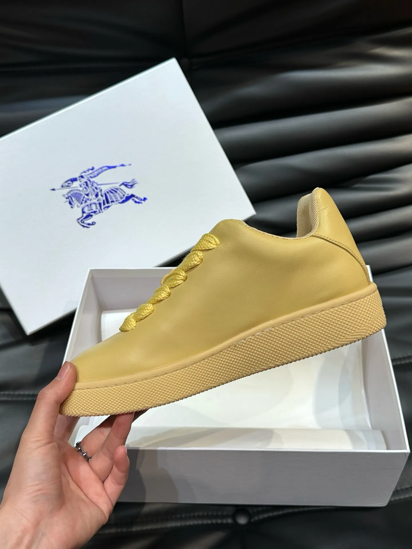 Factory price: 500💰Burberry Box series👫Thick-soled casual sports shoes for couples, cool sneakers and bread shoes, purchased and developed from the original version, the top version of the Box series sports shoes, made of original plaid/knitted fabric, embellished with embossed Equestrian Knight logo (EKD). Made of mesh lining, the laces are decorated with metal coils, the rubber sole is decorated with the Burberry letter logo, and the original molded 3.5CM two-color T men's shoe 💰U outsole! Code number: 35-45 (35-45 customized)